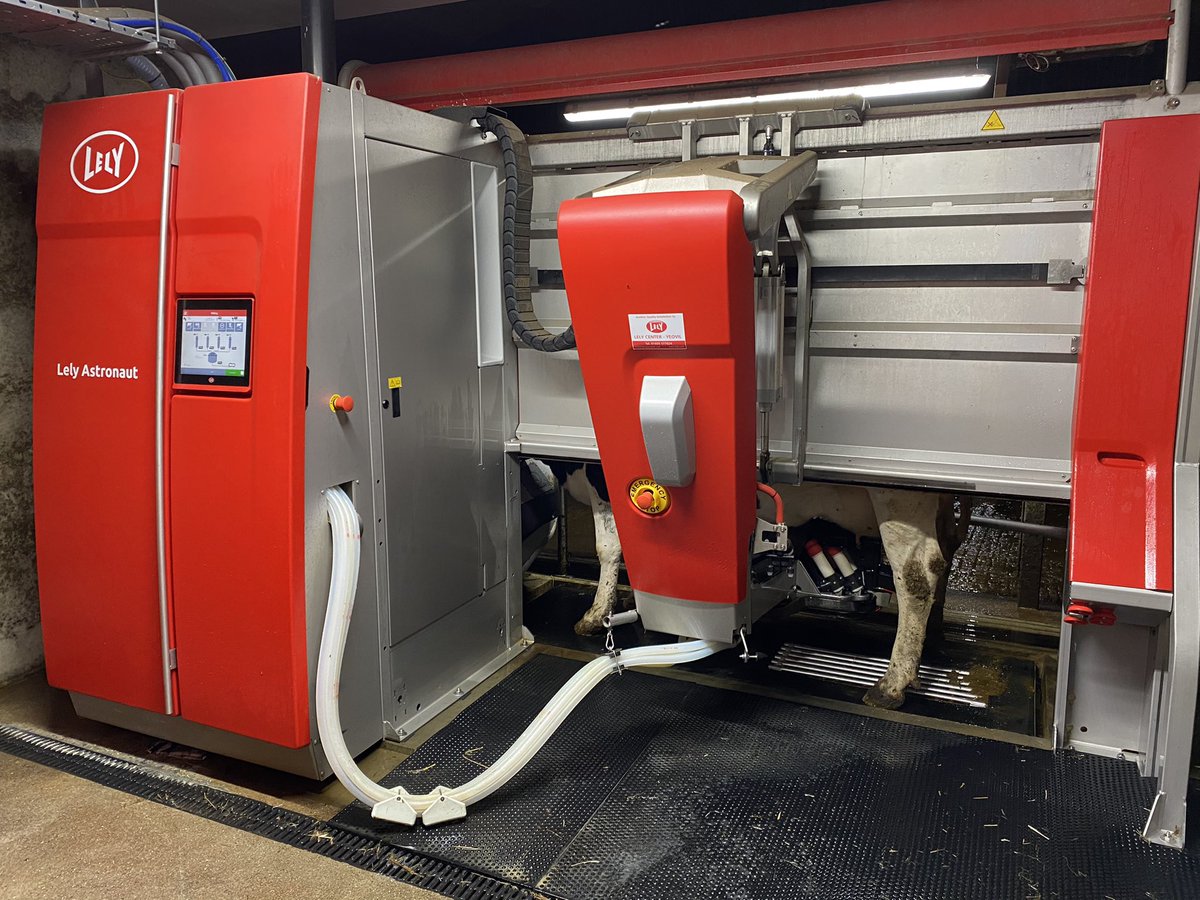 Got to love robot life 🐮🐮 
Next doors 3 robots washed down &amp; filters changed then back home to feed the calves, wash down our robot &amp; change the filter all before 7pm 👍🏻