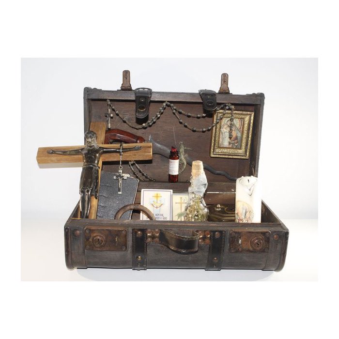 CarlasCuriosity's tweet photo. Vampire legends became widely popular after John Polidori’s ‘The Vampyre’ in 1819, reinforced by Bram Stoker’s ‘Dracula’ in 1847. No wonder that a Vampire Hunters Kit is a desirable collector’s item. Buy one of our kits now from our site.
#vampire #vampires #vampirehuntingkit https://t.co/lG14dDmc6a