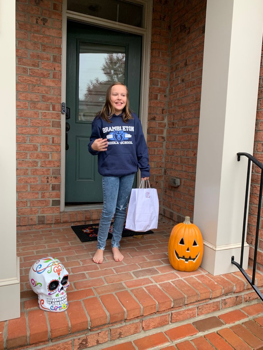 BamCounselors's tweet image. Rain or shine we will always celebrate our students! Join us in celebrating our Most-Orange #UNITYday2020 challenge winners! 🧡 👏
Thank you to @rdawson2213 for rewarding these wonderful students with BAM goodies and lunch! #CLIMBtoUnity 🐻