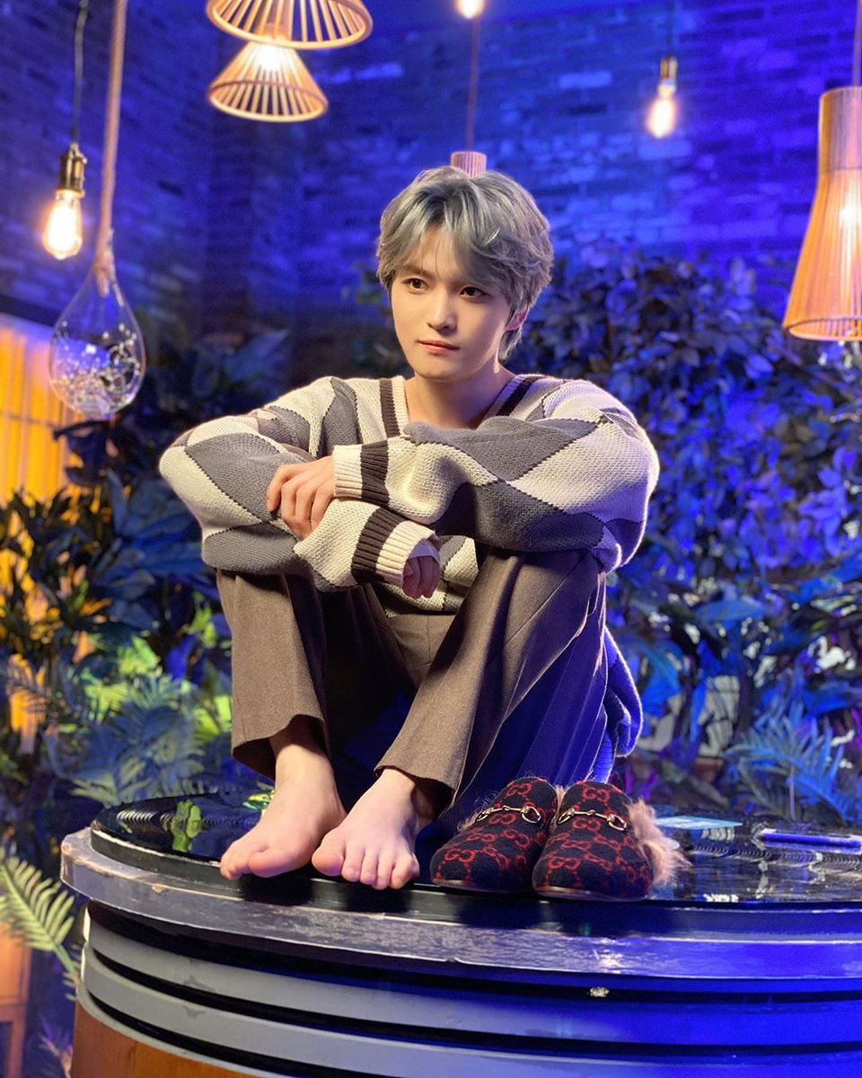 131107 JYJ Naver LINE"Wanna see my foot? Here you go!"