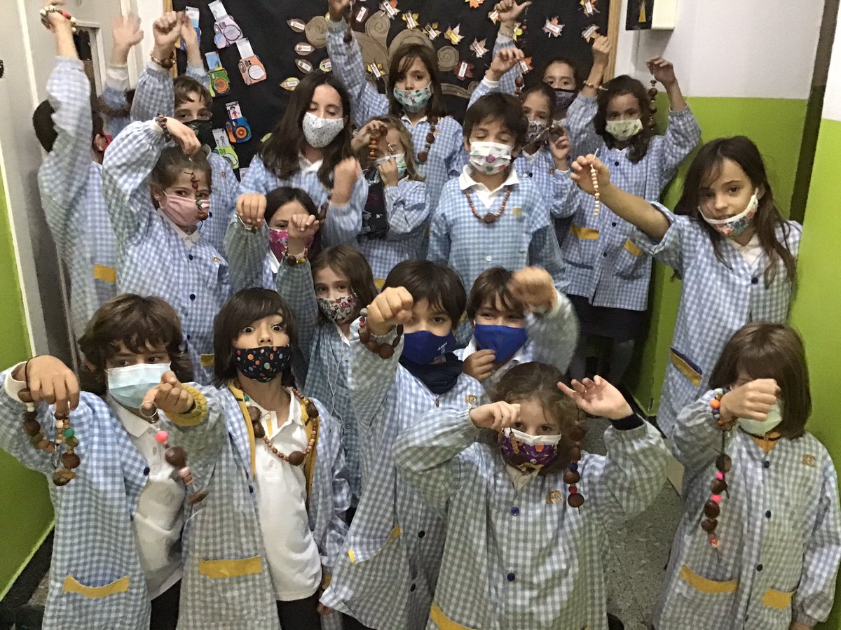 mercedaries's tweet photo. A cicle mitjà hem fet collarets, Polseres i clauers amb castanyes, glans i boletes de fusta.
#fsf3prim #fsf4prim #castanyada2020 #castanyes https://t.co/8T6rESNGme