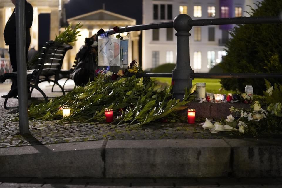 JoanaCotar's tweet photo. Gemeinsam ein Zeichen setzen. Die #AfD-Fraktion hat heute in Berlin vor der französischen Botschaft Blumen abgelegt und den Opfern der feigen Terrorangriffe in Frankreich gedacht. #Nizza #Paris https://t.co/OaM9pOdFPf