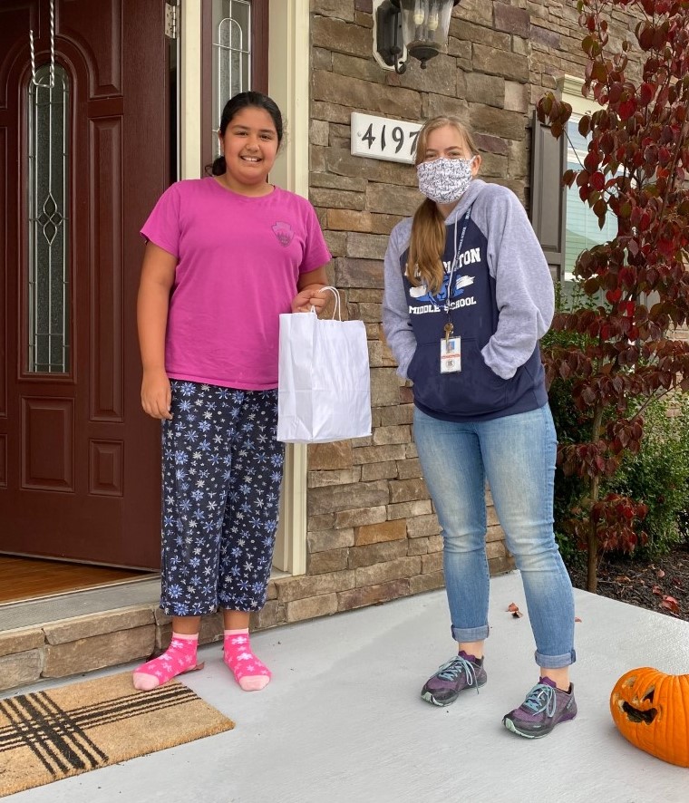 BamCounselors's tweet image. Rain or shine we will always celebrate our students! Join us in celebrating our Most-Orange #UNITYday2020 challenge winners! 🧡 👏
Thank you to @rdawson2213 for rewarding these wonderful students with BAM goodies and lunch! #CLIMBtoUnity 🐻