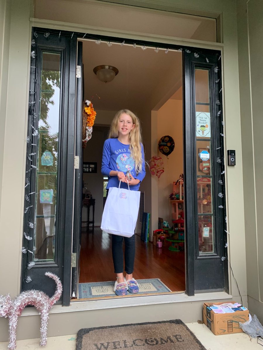 BamCounselors's tweet image. Rain or shine we will always celebrate our students! Join us in celebrating our Most-Orange #UNITYday2020 challenge winners! 🧡 👏
Thank you to @rdawson2213 for rewarding these wonderful students with BAM goodies and lunch! #CLIMBtoUnity 🐻