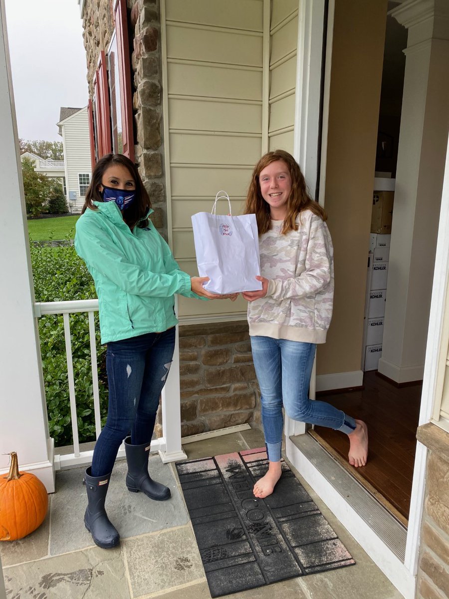 BamCounselors's tweet image. Rain or shine we will always celebrate our students! Join us in celebrating our Most-Orange #UNITYday2020 challenge winners! 🧡 👏
Thank you to @rdawson2213 for rewarding these wonderful students with BAM goodies and lunch! #CLIMBtoUnity 🐻