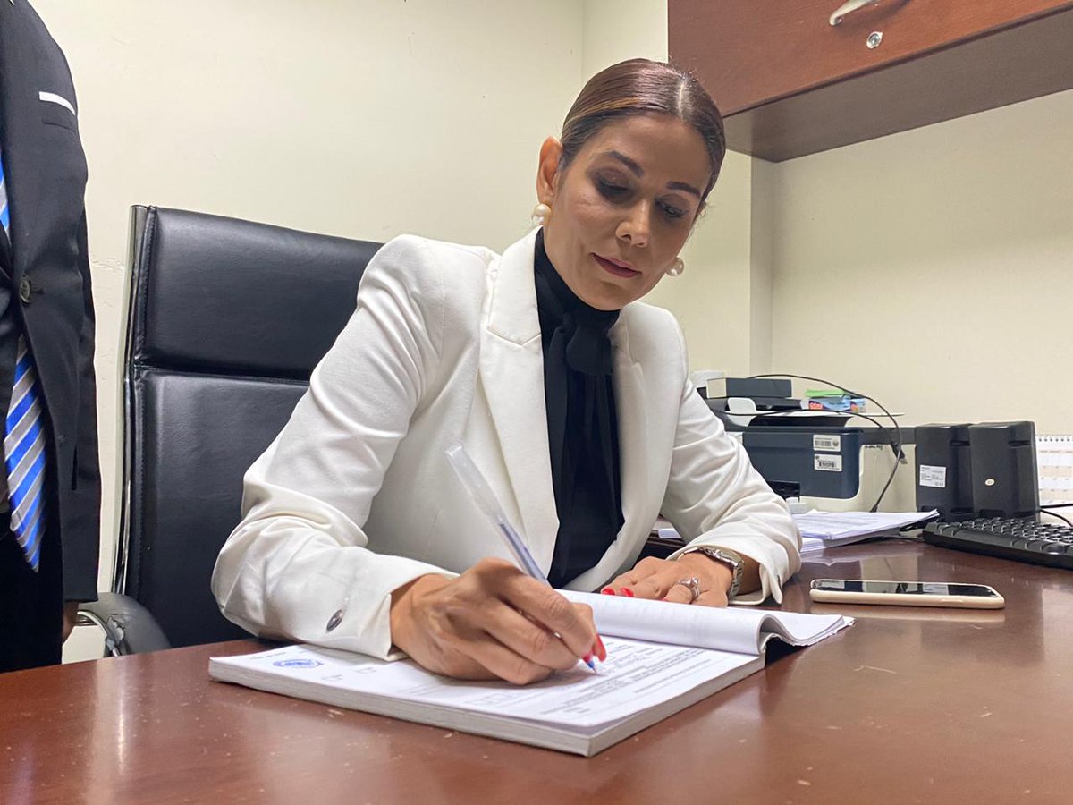 JJuarezSV's tweet photo. Agradecer grandemente a @MilenaMayorga que este día nos brindó la firma en apoyo a la candidatura de @TahnyaPS, este día haremos entrega en el @TSEElSalvador y cumplir con el requisito de ley en la entrega de más de 12,000 firmas en un plazo menor de 30 días, gracias #ElSalvador https://t.co/u5bIG1uZ5l