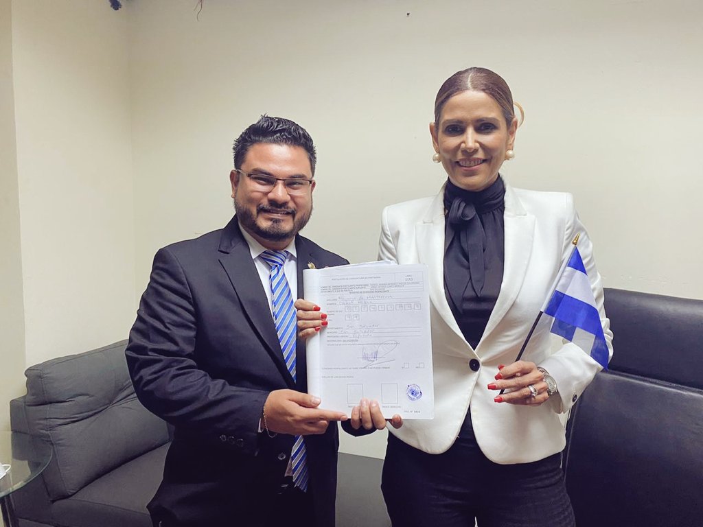 JJuarezSV's tweet photo. Agradecer grandemente a @MilenaMayorga que este día nos brindó la firma en apoyo a la candidatura de @TahnyaPS, este día haremos entrega en el @TSEElSalvador y cumplir con el requisito de ley en la entrega de más de 12,000 firmas en un plazo menor de 30 días, gracias #ElSalvador https://t.co/u5bIG1uZ5l