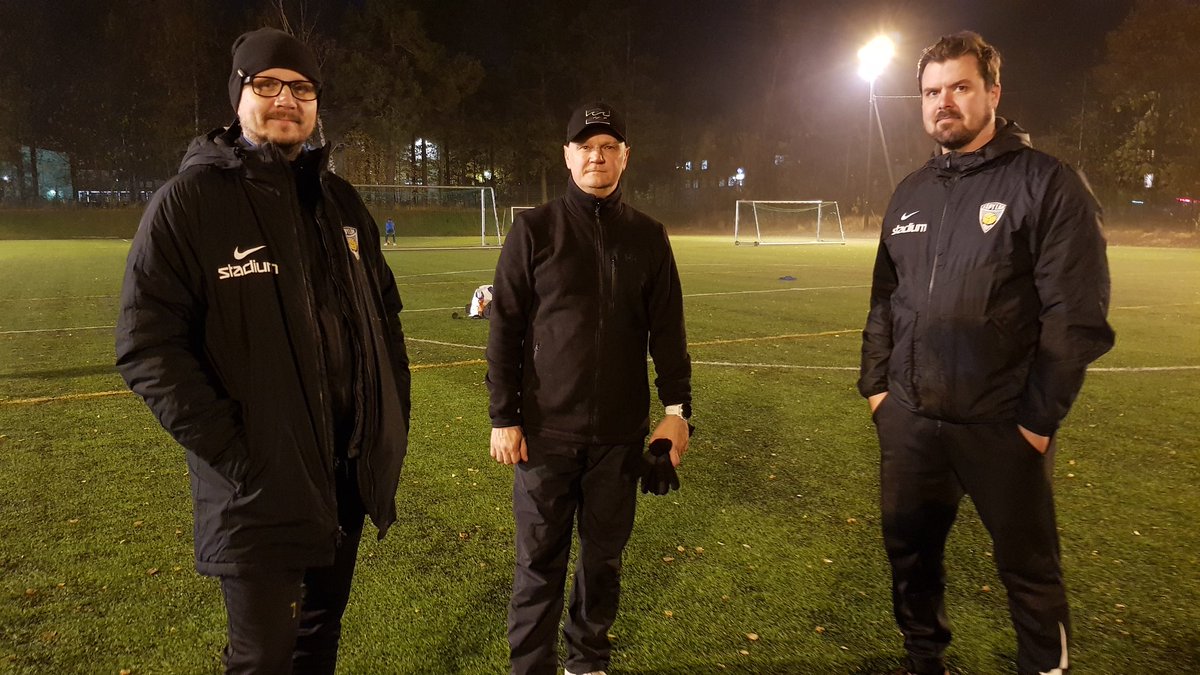 Kauden vikat treenit pidettiin tänään Pikkupekalla. Ensi viikolla tryoutit ja tämän kokeneen ja ansioituneen valmennustiimin johdolla ensi kauteen! #vesawimmer #pasipihamaa #tapsapartanen ⚽️👍