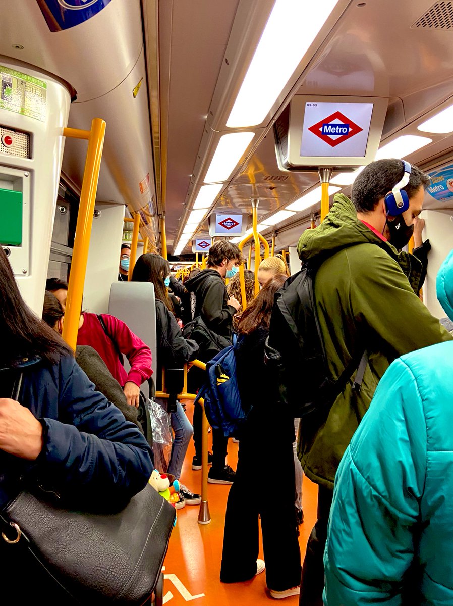 fany_prz's tweet photo. No se si Ayuso sabría decirme qué día hice esta foto. En sábado, en puente, en un festivo nacional... ¿o sera de un jueves a las 10 de la mañana?🤔
@metro_madrid @IdiazAyuso @ComunidadMadrid https://t.co/zw30SH3H83