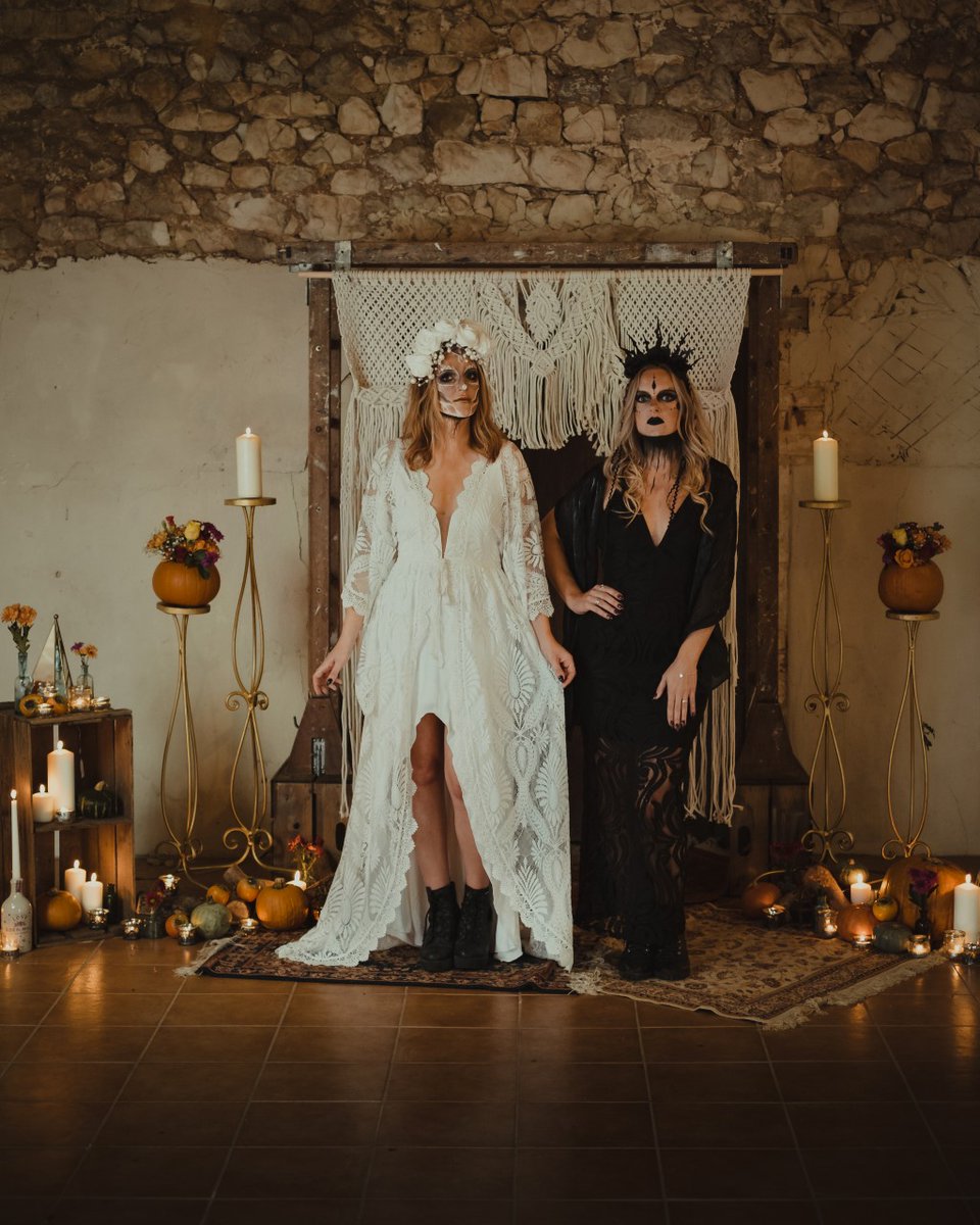 MrsPandP's tweet photo. Ying &amp; Yang ~ Wedding styling with extremes of dark and light &amp; a Halloween vibe
Images 📸 MAW Visuals with creative direction  @Propervintageiw 
https://t.co/6FVN8ngDYB https://t.co/o1Y4z3f0gg