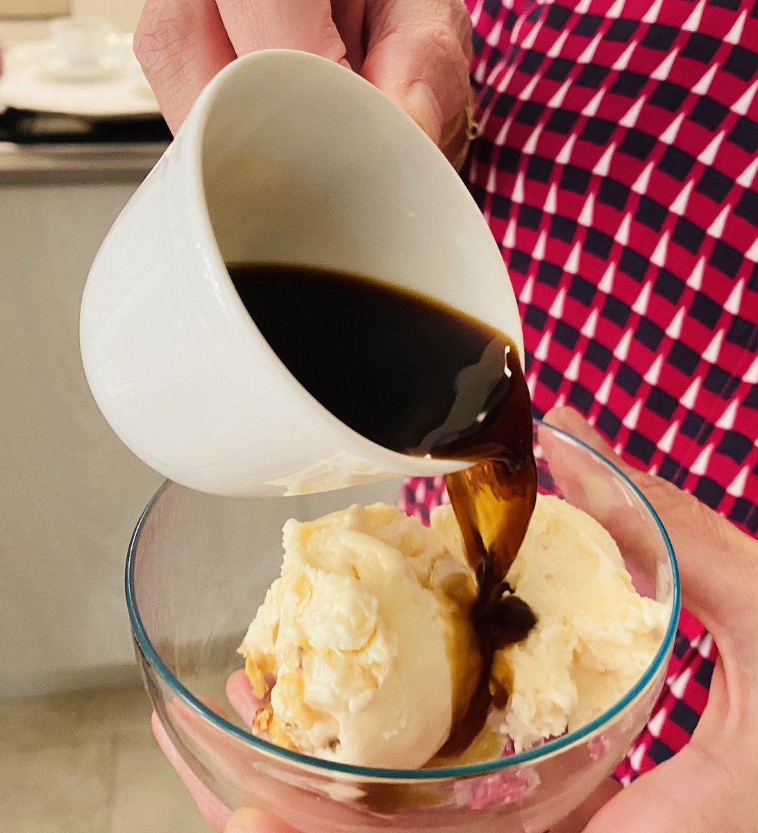 AicDel's tweet photo. Accademici in cucina :l'Accademica Sabina D'Antonio ha preparato un gelato alla vaniglia con mandorle caramellate , perfetto per l'Affogato al Caffè ☕️🍦👍🏻 https://t.co/HyIZMfbhqg