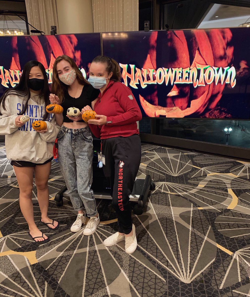 TheNUinProgram's tweet image. N.U.in Boston students enjoyed watching Halloweentown while painting some boo-tiful pumpkins! 🎃 🕸 👻

#NUin2020