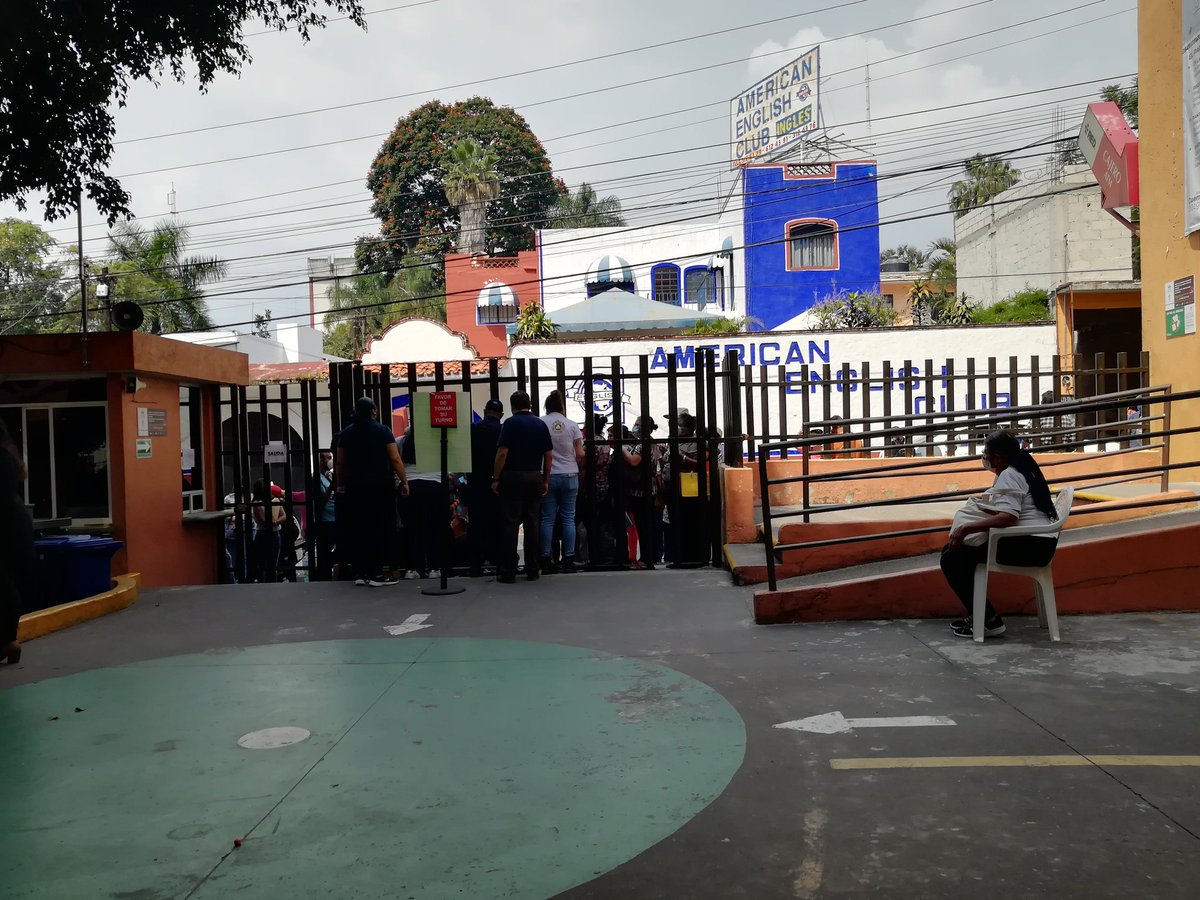 adapta_2's tweet photo. Horas haciendo fila personas de la tercera edad, el sistema de pago de predial, se cae dos veces, pésimo servicio. #cuernavacagob #lineacaliente #enserionoticias #cuautenocblanco #ayuntamietodecuernavaca https://t.co/OFFLwTnHko