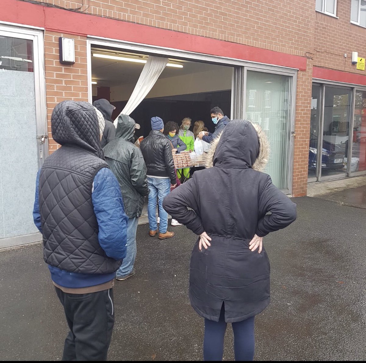 Day 4 of half term &amp; an Absolutely Fantastic turn out again today @  Atwal Car &amp; Van Hire where we have been giving away packed lunches to the kids 

Over 300 + meals have been collected
<a href="/joenaitta/">Joe Naitta</a> <a href="/CllrRuth/">Ruth Skelton 🇺🇦</a> @lind_danielle