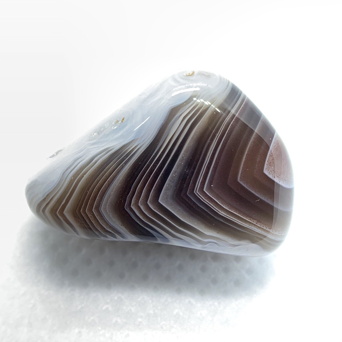 Knight_of_Jewel's tweet photo. アゲート①
Agate

カルセドニー（玉髄）のうち、縞模様のあるもの。
縞模様を構成する色も様々で、黄、赤、茶、オレンジ、薄青、黒、白などが存在する。
世界的によく見られる鉱物で、各地で産出される。

▼アゲートのタンブル
https://t.co/loOB40Y7G3