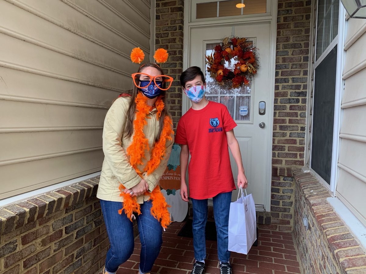 BamCounselors's tweet image. Rain or shine we will always celebrate our students! Join us in celebrating our Most-Orange #UNITYday2020 challenge winners! 🧡👏
Thank you to @rdawson2213 for rewarding these wonderful students with BAM goodies and lunch! #CLIMBtoUnity 🐻