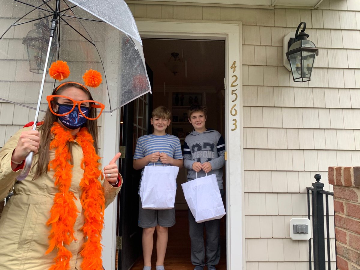 BamCounselors's tweet image. Rain or shine we will always celebrate our students! Join us in celebrating our Most-Orange #UNITYday2020 challenge winners! 🧡👏
Thank you to @rdawson2213 for rewarding these wonderful students with BAM goodies and lunch! #CLIMBtoUnity 🐻