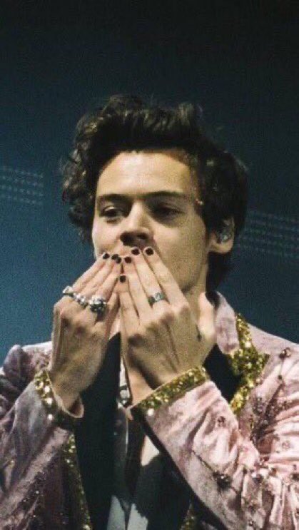 “painted nails make harry beautiful” a thread :)