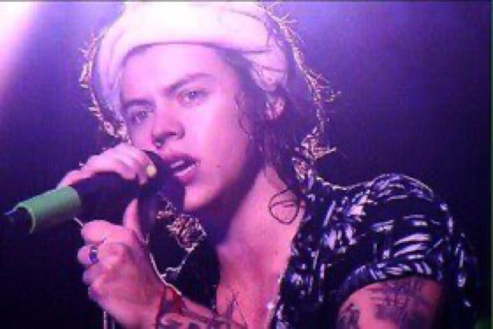 “painted nails make harry beautiful” a thread :)