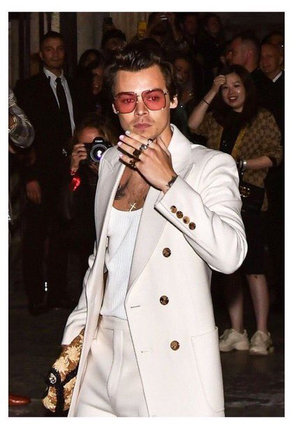 “painted nails make harry beautiful” a thread :)