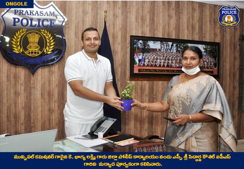 prakasam_police's tweet photo. SP Prakasam Launches Power of RTI Monthly Magazine; Held Courtesy meets with Lawyers, Power of RTI Correspondent, and Municipal Commissioner.
#PowerOfRTI
#CourtesyMeet
#SiddharthKaushal
#PrakasamPolice
#APPolice https://t.co/IogDrBHYxz