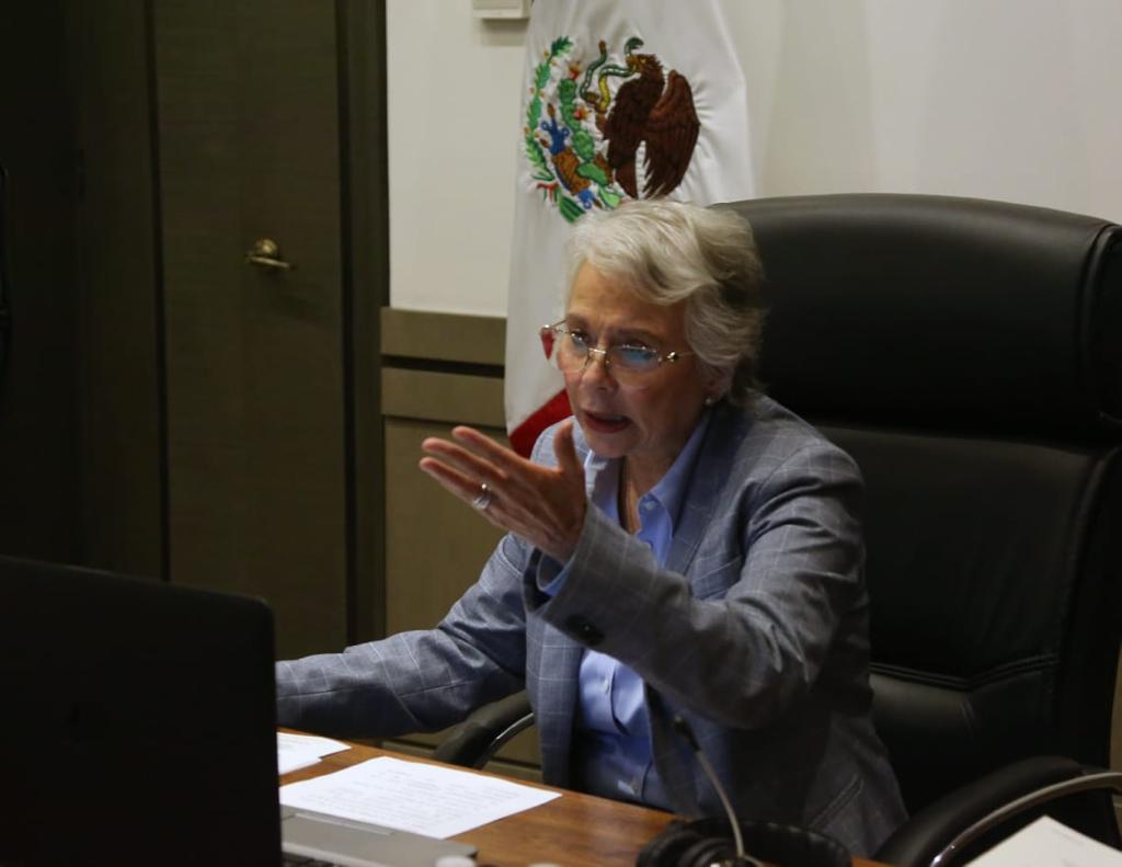 M_OlgaSCordero's tweet photo. Iniciamos un nuevo diálogo con las entidades federativas para enfrentar y superar el reto que nos presenta el momento actual del COVID-19 y sus repercusiones sociales y económicas. Me acompaña, aquí en @SEGOB_mx, el gobernador de Veracruz, @CuitlahuacGJ. https://t.co/c89PzdTm0w