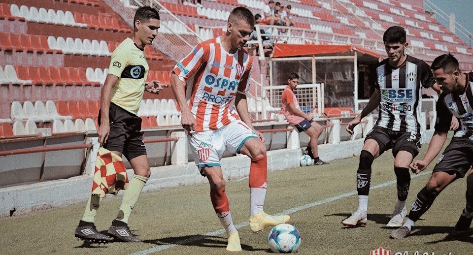 KEVIN ZENÓN (19)Volante por izquierda con una muy exquisita zurda. Apenas está haciendo sus primeros pasos en Primera, pero todo indica que Azconzabal lo tendrá más que en cuenta desde el arranque.Para seguir muy de cerca a este elegante jugador.