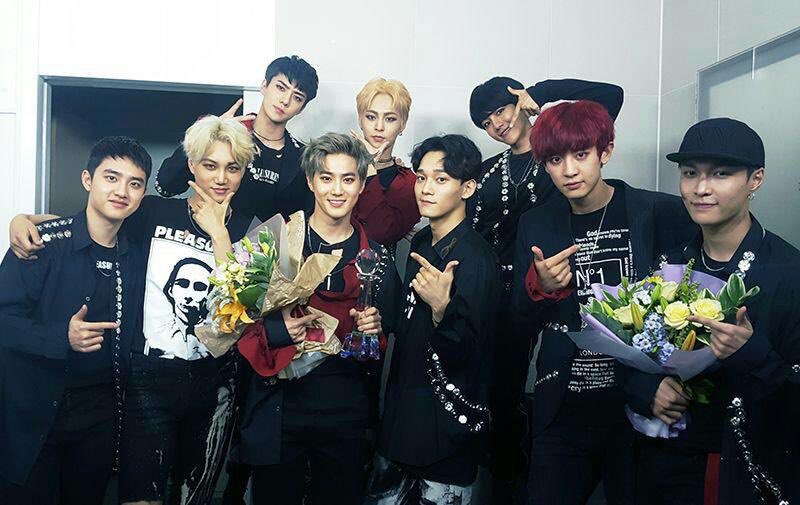 anshsnashrf's tweet photo. @EXOfanbase_Int @weareoneEXO Let's go!!! 

I vote EXO for Worldwide Fans' Choice 
#MAMAVOTE #exo 
@weareoneEXO 

I'm Voting for EXO for Favorite Social Artist at the #AMAs 
@weareoneEXO https://t.co/H9rDE2CkN7