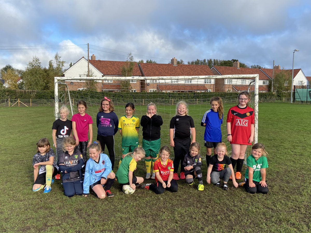 TownBungay's tweet photo. If your a girl aged 5-11 then why not come along this Saturday and join this friendly bunch of girls. 10-11am at Bungay maltings ⚽️⚽️ https://t.co/5IiMkAodlq