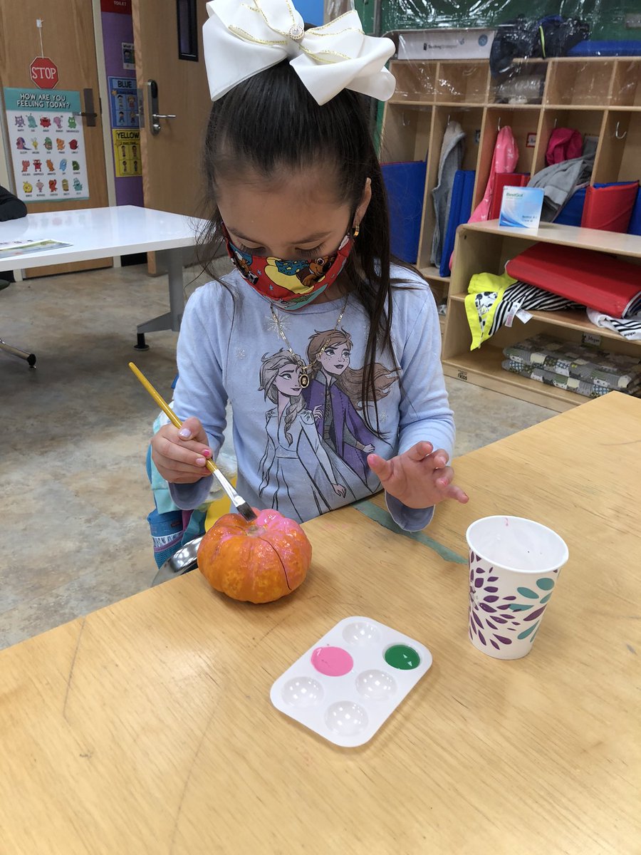 Mrs_Lucito's tweet photo. Not only did we end the day with painting our pumpkins, but our neurons were buzzing about! We learned that blue and yellow make GREEN! 😱 WOW! 🧠💡 What a day in PreK! #MineolaProud #HalloweenFun #PreKLearners @MeadowDrMineola https://t.co/bAiqr8n0R1