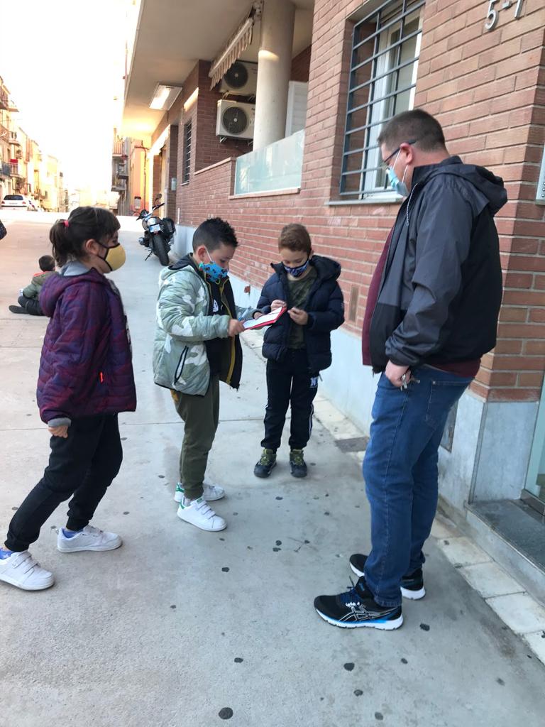 OmsidePrat's tweet photo. Els submarinistes i les onades estan aprenent moltes coses del barri de les Escodines. Aquesta setmana han sortit al carrer a conèixer l'opinió dels veïns.
#medi #barri #aprenemjunts #compartimconeixements #omsideprat @PedreraFundacio https://t.co/QBtiXn01vF