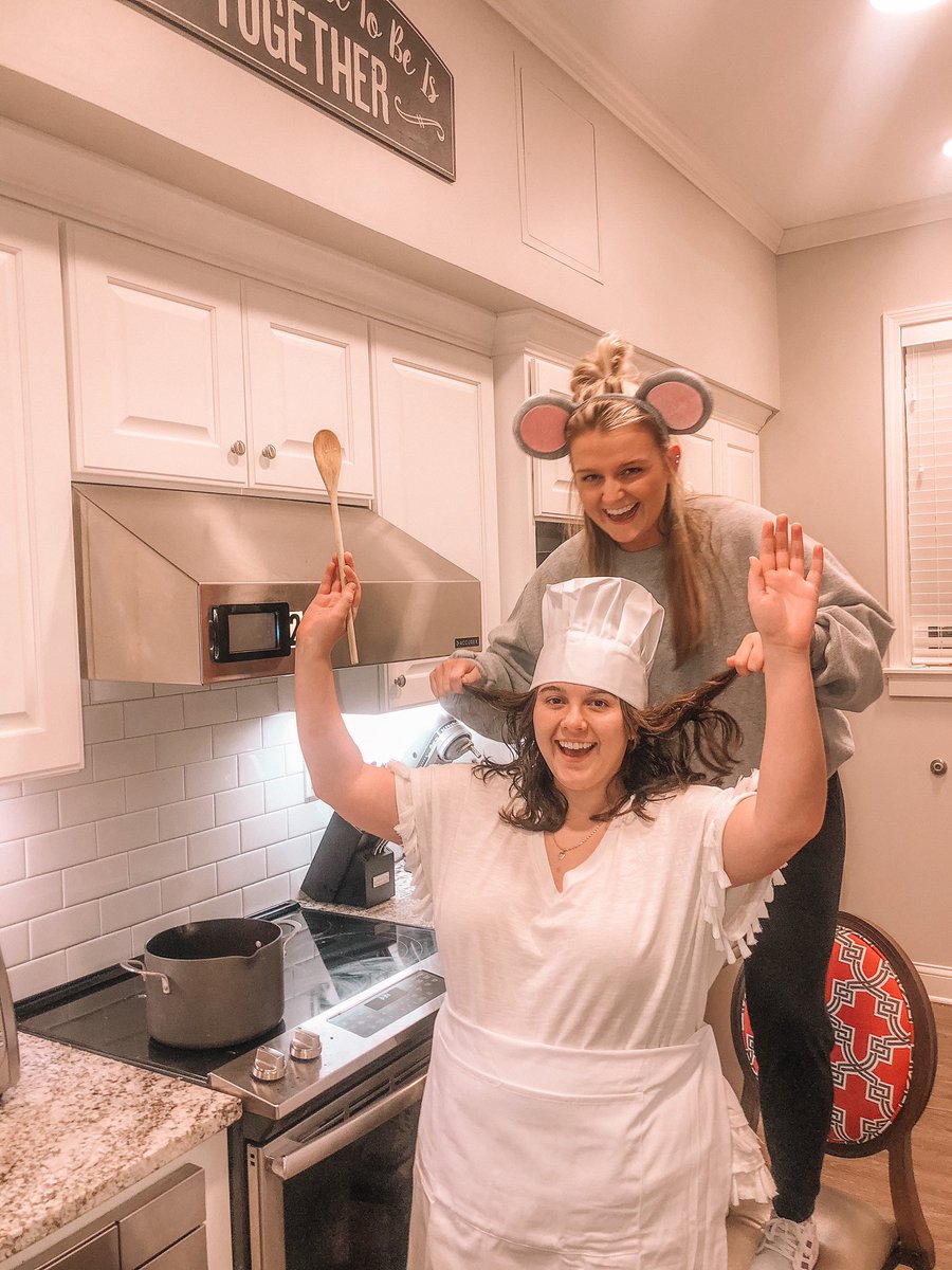 𝚅𝙾𝚃𝙴 for your favorite costume! 
One like= 1 vote 🎃🕷