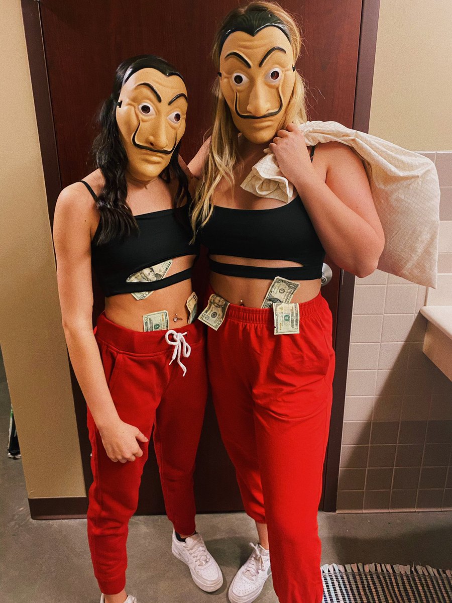 𝚅𝙾𝚃𝙴 for your favorite costume! 
One like= 1 vote 🎃🕷