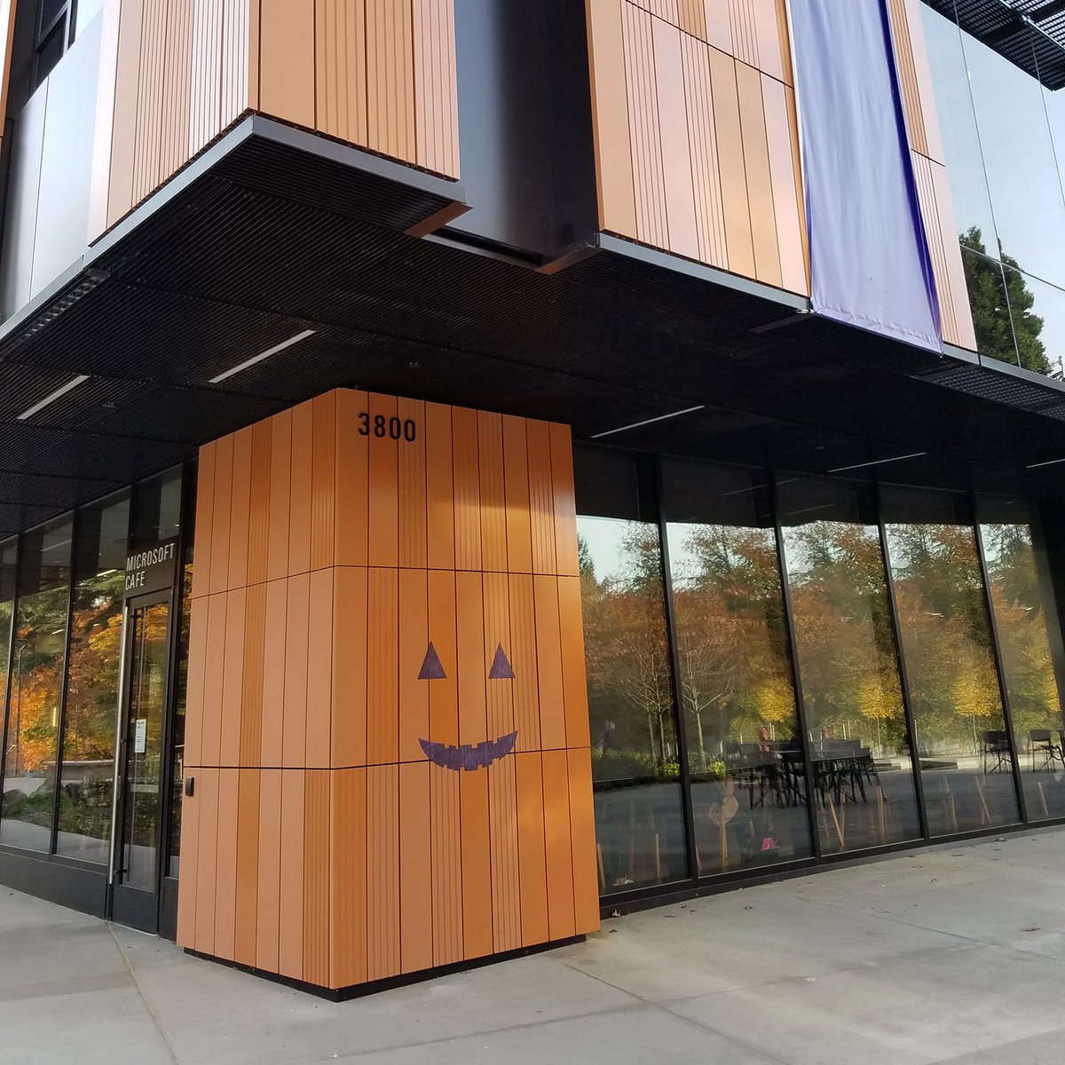 UwRealityLab's tweet photo. One year ago, our Gates Center found its face, just in time for Halloween!
(credit: @stagemanager_x) https://t.co/8v4CiPyOsY 
#GatesPumpkin #CSE2 #HappyHalloween #jackolantern https://t.co/A933Qyshhy