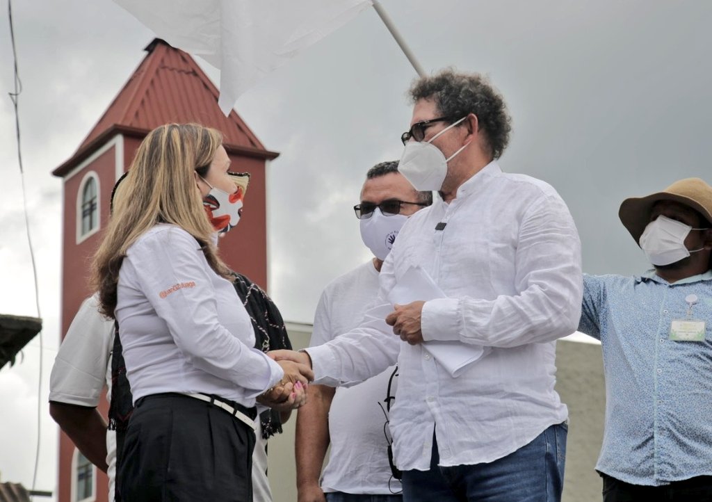 CNRCOMUNES's tweet photo. 🕊 Acto de paz y reconciliación en la vereda Pipiral, de Villavicencio (Meta). Exintegrantes de las FARC-EP piden perdón a las víctimas de secuestro en la Vía al Llano. #PorLaVidaYPorLaPaz https://t.co/lBD0olJWh7