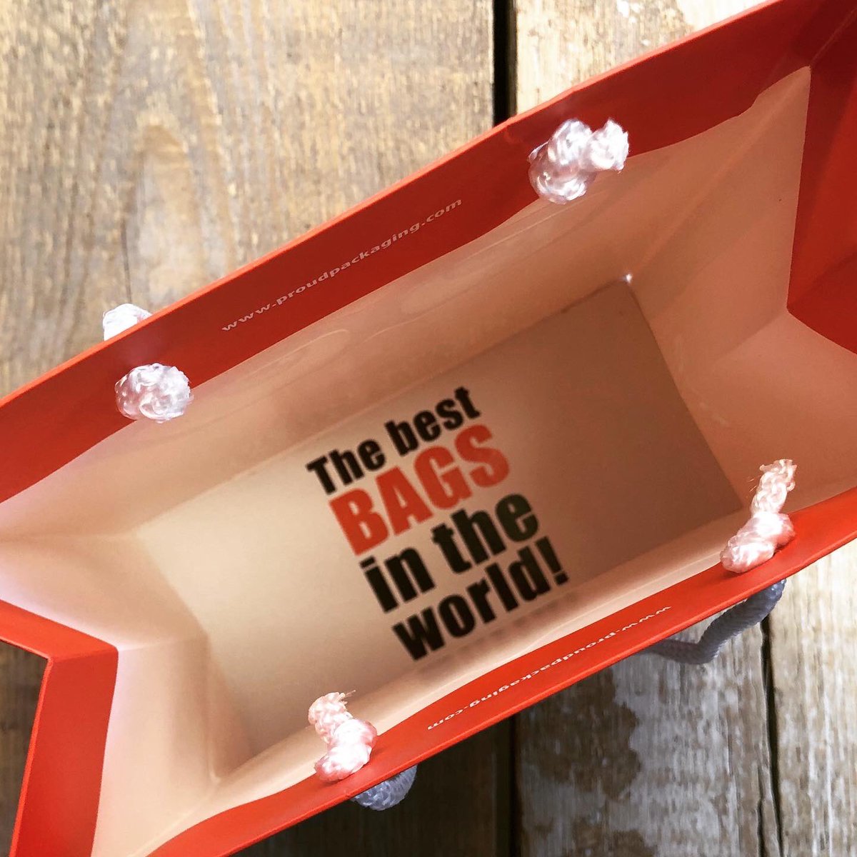 ProudPackaging's tweet photo. Luxe papieren draagtassen al leverbaar vanaf 250 st custom made gemaakt #thebestbagsintheworld #retail #optiek #juwelier #parfumerie #fashion #promo #draagtassen #trendy #verpakkingen 
#proudpackaging #draagtasonline https://t.co/PjAqaH7i1w