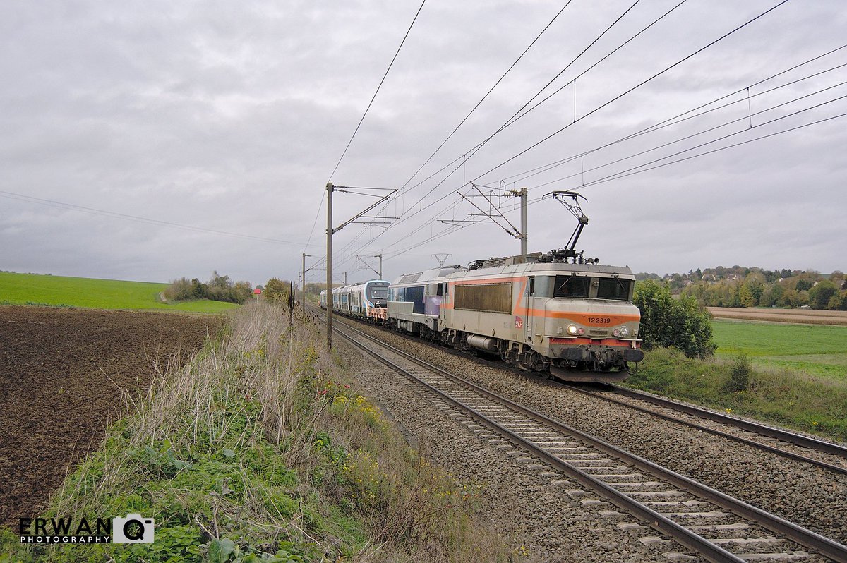 railpikture's tweet photo. Aujourd'hui, la #BB22319 (et la #CC72074 en CV) acheminait le tout nouveau #RERNG entre #Valenciennes et #Valenton, en vue d'une série de tests en #Bretagne dans les prochains jours. https://t.co/Kp1cihpRIZ