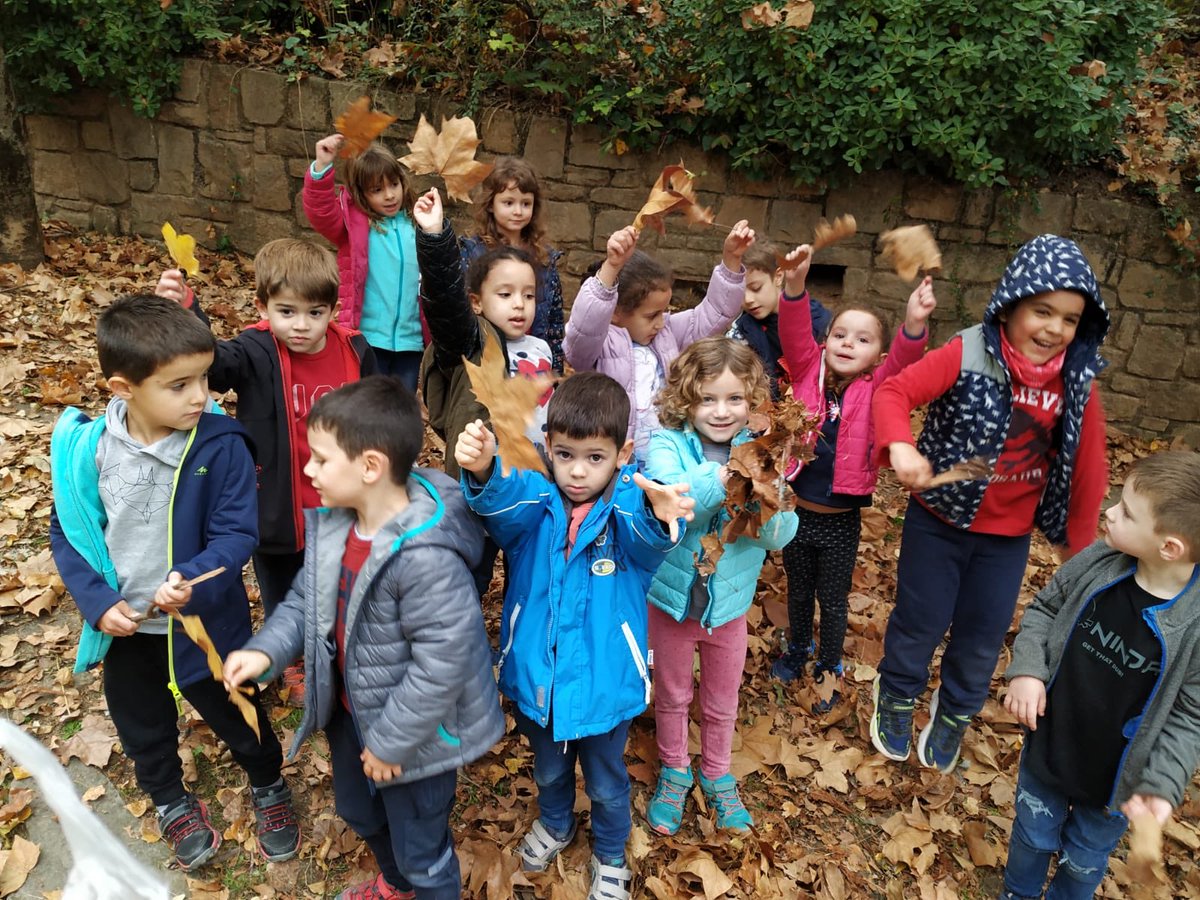 escolasantjoan's tweet photo. Els colors i les olors de la tardor omplen les aules de les papallones, els dinosaures i els gats
#somdinfantil #p4 #p5 #tardor #colors #olors #fulles #pinyes #pintem #experimentem https://t.co/naAOx9EKn6