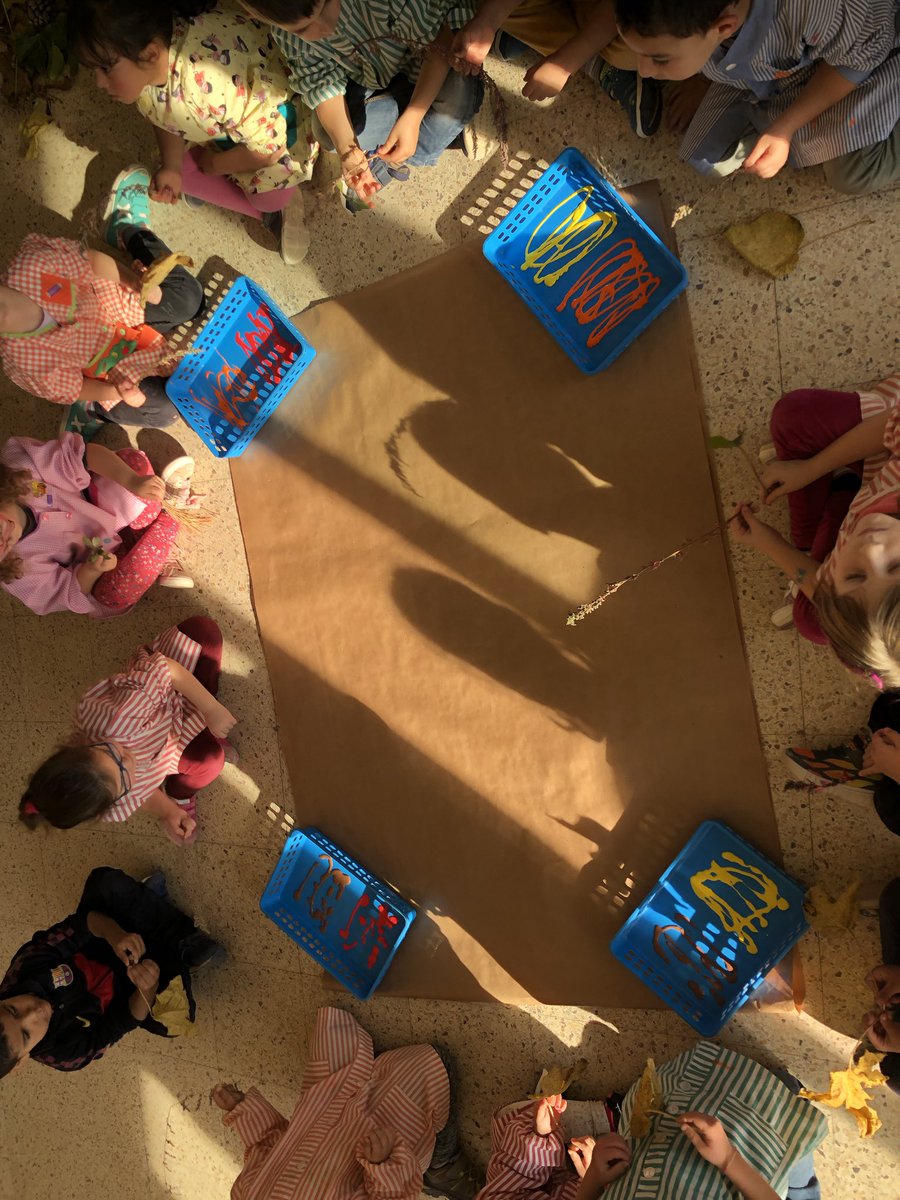 escolasantjoan's tweet photo. Els colors i les olors de la tardor omplen les aules de les papallones, els dinosaures i els gats
#somdinfantil #p4 #p5 #tardor #colors #olors #fulles #pinyes #pintem #experimentem https://t.co/naAOx9EKn6