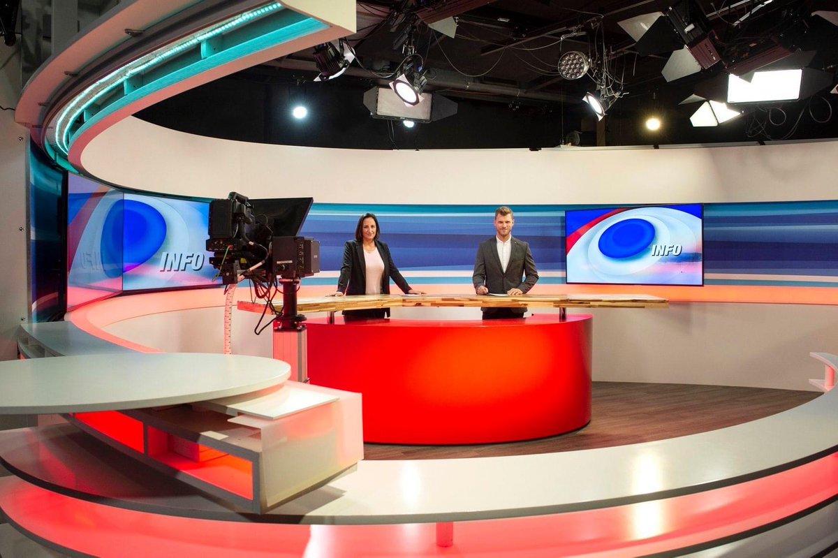 ModeratorCH's tweet image. 😄❤️🎤

Menschen - Geschichten - Leidenschaft - Beruf

Offizielles Foto für die Medienberichterstattung zum neuen Studio von @telebielinguetv.

#moderator #TeleBielingue #présentateur #INFO #TALK #studio #tvstudio #bilingue #biel 

event-moderator.ch
(Bild: @telebielinguetv)