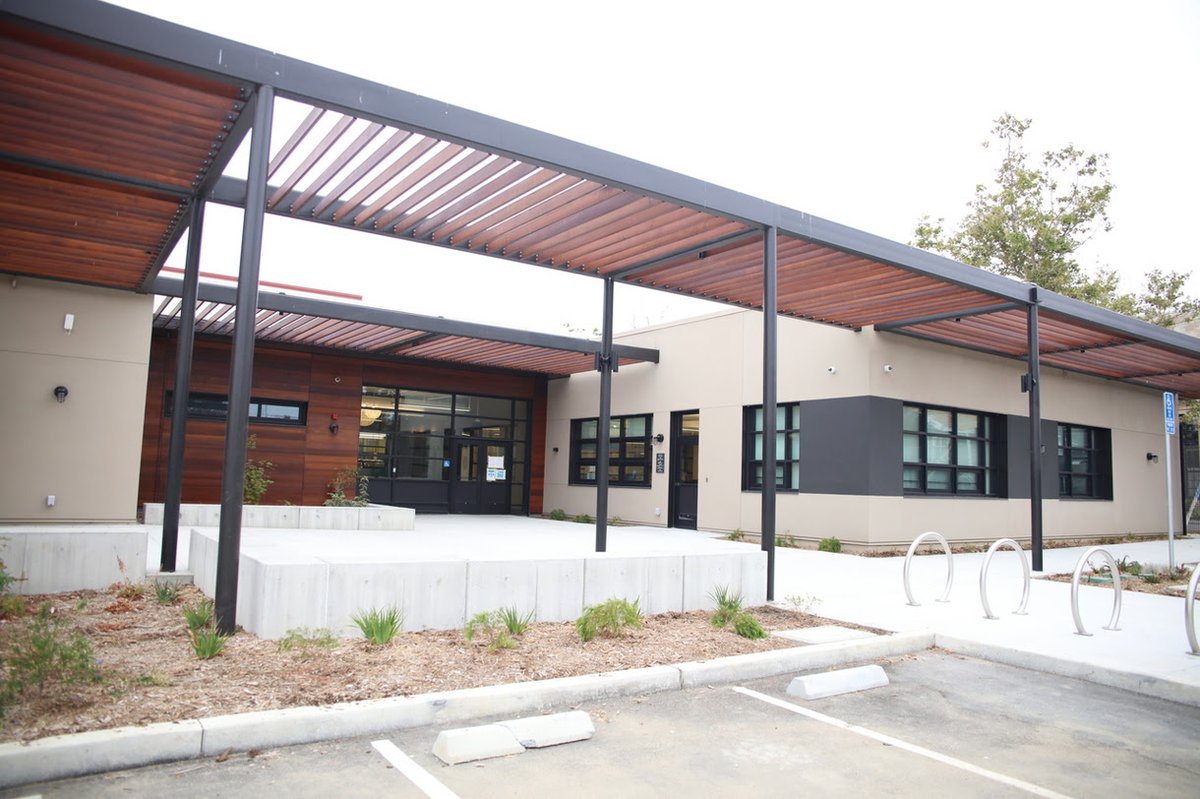 OUSDNews's tweet photo. OUSD Celebrates Unique New Central Kitchen with Capacity to Create 35,000 Meals Per Day, and Serve as Farm and Educational Facility. More information: https://t.co/axhPfCgtM8 https://t.co/QaefxPj1O3