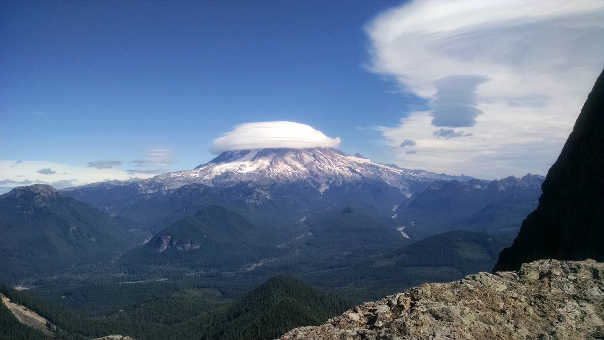 RipaSandals's tweet photo. When clouds make for a beautiful day! 
#washington #cloudscape #naturelovers #mountain #outdoorlife #escape #trek #outdoorlife #travel #beauty #enjoy #ski #snowboard #wintersports https://t.co/KVccTcvUd3