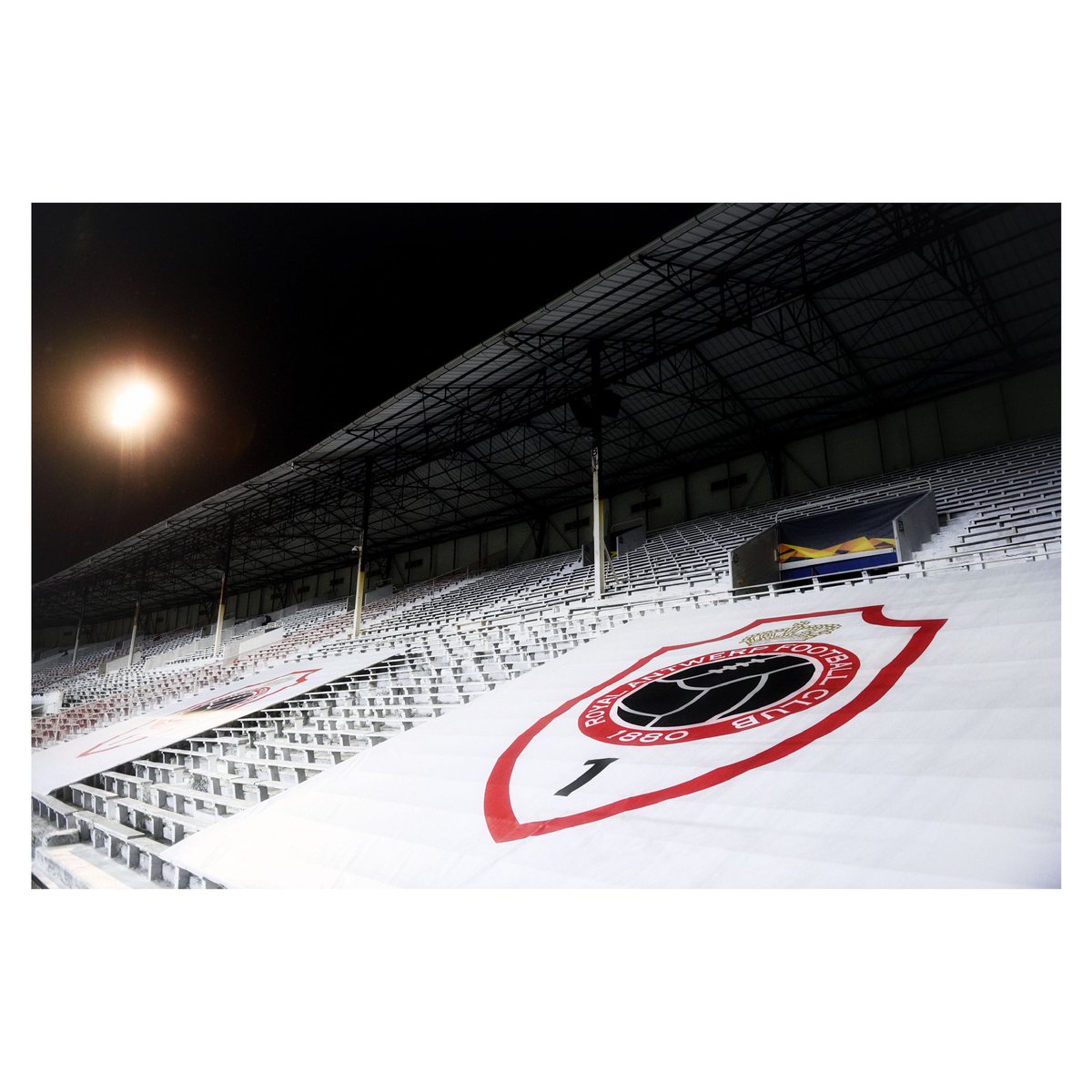 Yorick_32's tweet photo. Antwerp, the city of snow and football! #antwerp #snow #tribune2 #stands #white @official_rafc @SpursOfficial @EuropaLeague #anttot #football #sportsphotography #nikon #D6 #nikonbelgium @NikonProEurope 📷 @Yorick_32 for @BelgaImage https://t.co/hzbihO1NpF