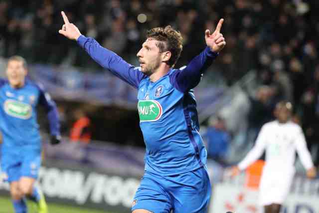 Le SC Bastia s'est imposé 2-0 contre Laval, ce jeudi, en match en retard de National. Le club corse s'empare de la première place ow.ly/Uwpd30rhBhB