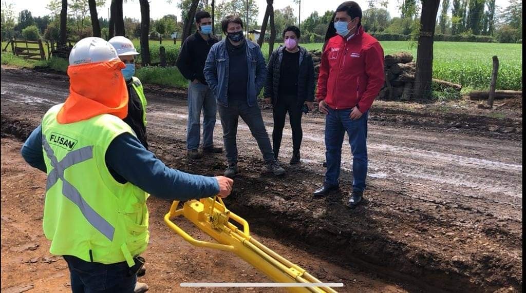 Gob_Diguillin's tweet photo. 🙌🏻 Al sector #LosPuquios llegó el Gobernador @enriquerivasr para ver la 1ra etapa del camino que avanza en la ejecución de su obra, vía #VialidadÑuble. Destacar la preocupación y fiscalización constante de los dirigentes del sector, que esperan estas mejoras para sus vecinos. https://t.co/gM4uxSyAT5
