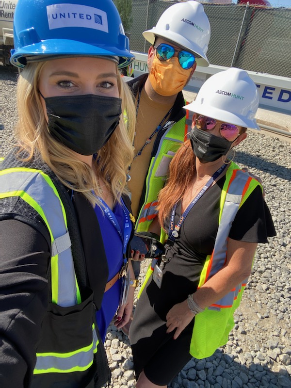 LAX Steel Top Off Ceremony with SVP Tom Doxey!! Lifting a structural beam into place with our United flag ❤✈
@AlbertoDiaz_UAL @Glennhdaniels @Maggie_Ronan @AHernandezWorld @MikeHannaUAL @JMRoitman @annabellecottee @dclove20 @HectorAraujoUA