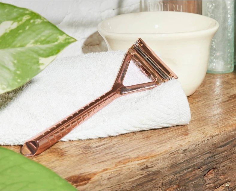 Tammy_Kitten's tweet photo. I've been trying to find small ways to have more sustainable products in my life. I cannot wait to try out this @LeafShave razor. I love that you can adjust the number of blades and pivoting head. I also love their body hair positive marketing #RoseGold #PlasticFree #LeafShave https://t.co/FJlNzfbK7H