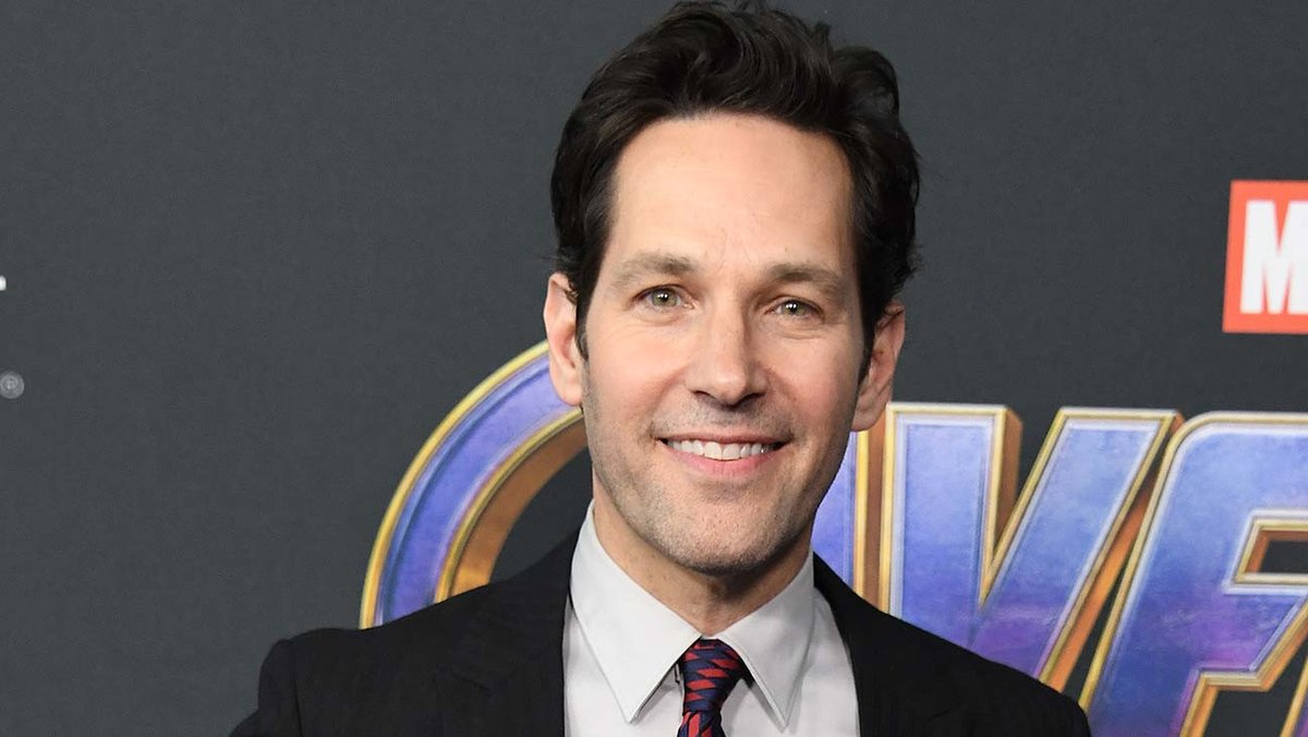THR's tweet photo. Paul Rudd hands out cookies to New York voters waiting in rain https://t.co/4tkSQOUFLK https://t.co/oJaspXUj0g