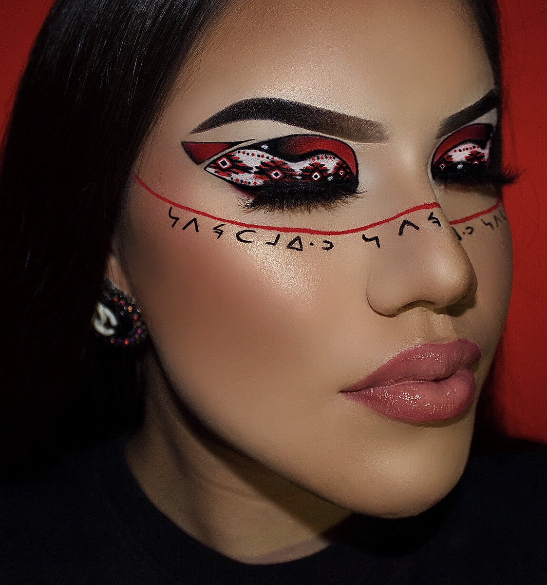 nithaomalakisha's tweet photo. Top 2 favourite #INDIGENOUS / #NativeAmerican inspired looks that I have done so far. Definitely more to come. IG:Nithaomalakisha ❤️ #NativeTwitter https://t.co/oJ39YJAcC3