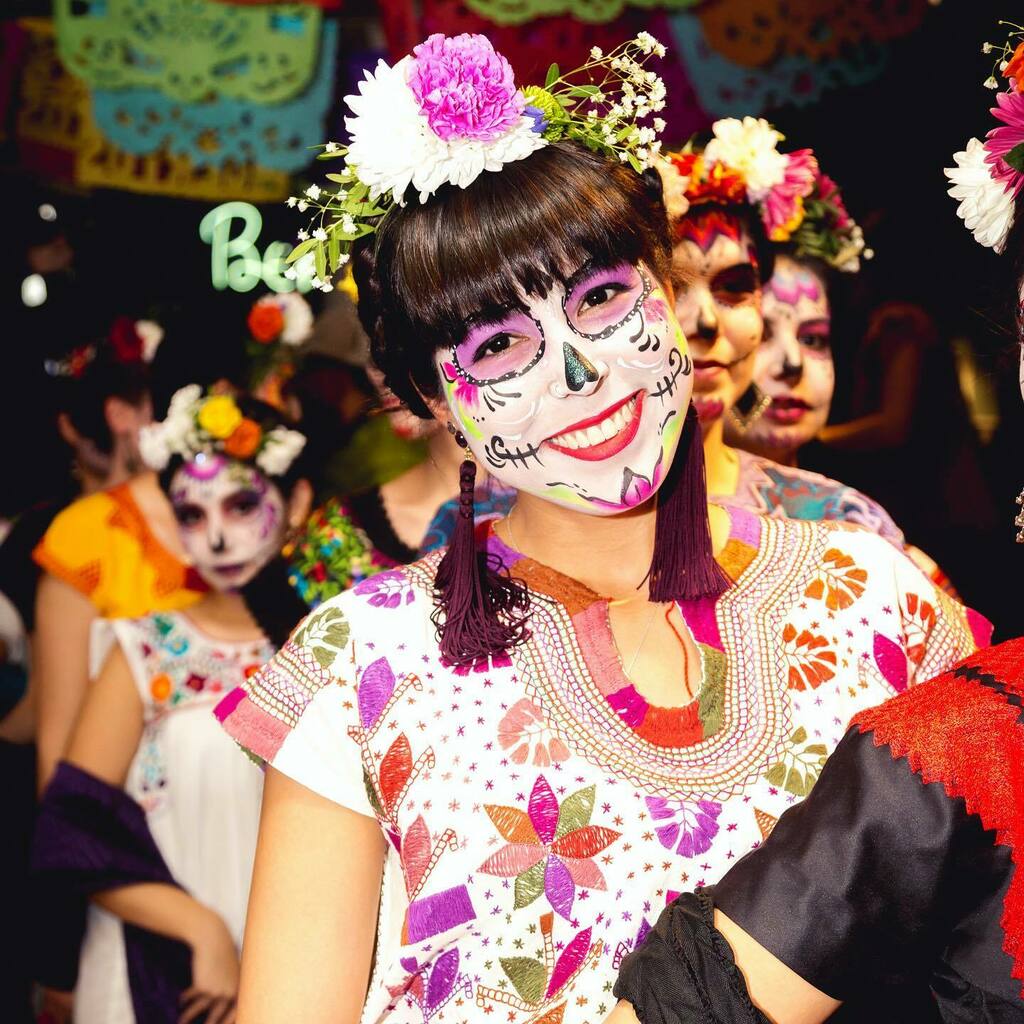 Hagens_World's tweet photo. 💀Memories - Dia de Muertos 2019💀
.
#diademuertos #diadelosmuertos #DayoftheDead #Mexico #hagensworldphotography #Mexiko #AleMx #MxDe #mexicanculture #mexicoingermany #lacatrina https://t.co/95fo5oOhbu https://t.co/4iMoFf6NjU